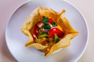 Tavuk ve avokado salatası.