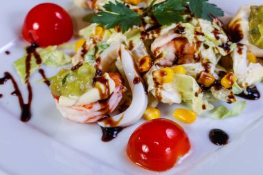 Deniz ürünleri ve avokado karides salatası