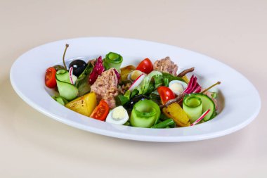 Sebzeli ve zeytinli ton balığı salatası.