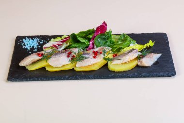 Patates ve soğanlı ringa balığı.