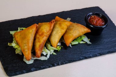 Soslu sıcak et hamur işleri