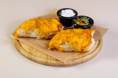 İki soslu tavuklu böreği