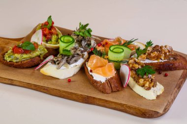 Balık ve sebze ile İspanyol bruschetta karıştırın