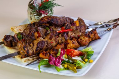 Barbekü et ve sebze tabağı.