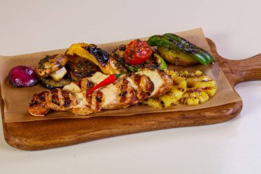 Sebzeli ızgara tavuk göğsü