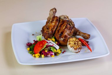 Tavuk budu ve salata karışımı.