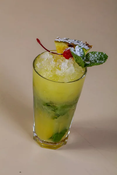 Mojito Com Abacaxi Hortelã — Fotografia de Stock