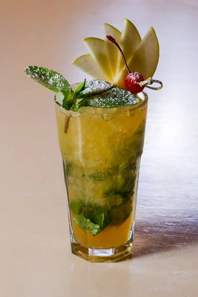 Mojito Apple Serwowane Cherry — Zdjęcie stockowe