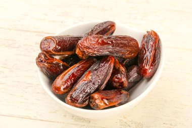 Meyve kabında tatlı hurmalar.