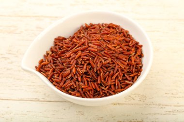 Kase ahşap arka plan üzerinde ham kahverengi pirinç