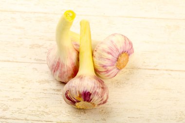 Taze sarımsak ahşap arka plan üzerinde kullanıma hazır