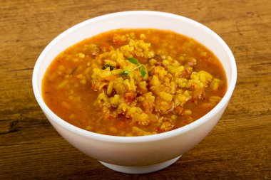 Ahşap arka plan üzerinde beyaz Kharcho çorbası