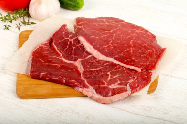 Ham sığır eti biftek yemek için hazır