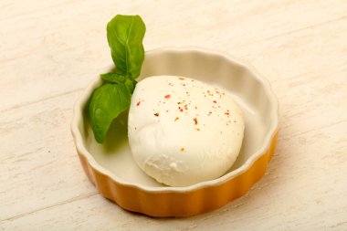 Fesleğen yaprakları ile Mozzarella peyniri