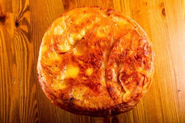 Beyaz yoka pasta peynir ve yumurta ile