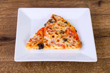 Jambonlu ve peynirli pizza