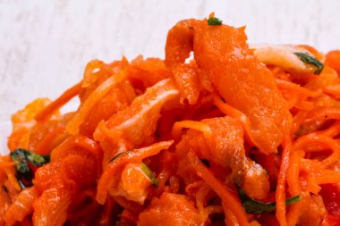 Kabın içinde balık turşusu havuç