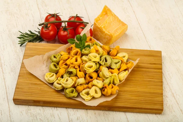 Fesleğenli Yemek Için Hazır Çiğ Tortellini — Stok fotoğraf