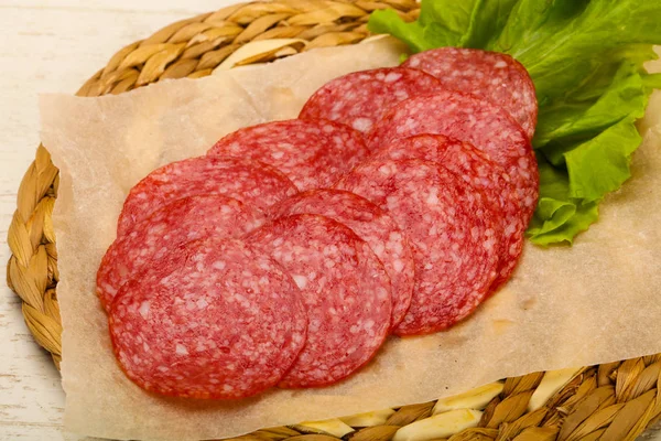 Salame Fatias Salsicha Sobre Fundo Madeira — Fotografia de Stock