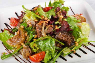 Domuz eti ve ızgara sebze salatası