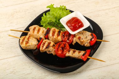 Izgara hindi şiş domates ve biber ile