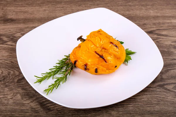 Hot Juicy Panggang Yellow Pepper Dengan Herbal Hijau — Stok Foto