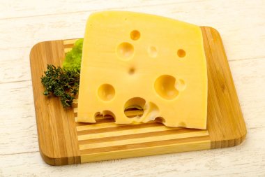 Ahşap plaka üzerinde peynir parçası