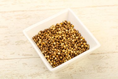 Kişniş tohumu yığın ahşap arka plan üzerinde