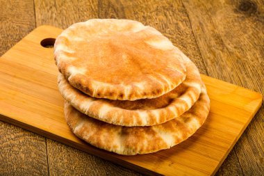 Pide ekmek yığın ahşap arka plan üzerinde