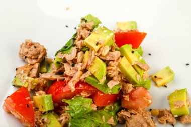 Domates soslu ton balığı ve avokado salatası.