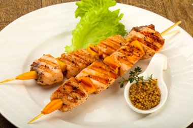 Dijon mustars soslu ızgara somon şiş