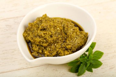 Fesleğenli pesto sos kasede bırakır