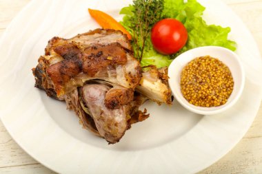 Kavrulmuş domuz diz dijon hardal sos ile