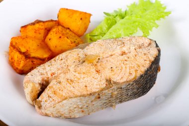 Kekik ile haşlanmış somon