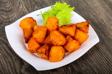 Otlu fırında patates.