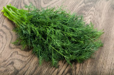 Dereotu dalları yığın ahşap arka plan üzerinde