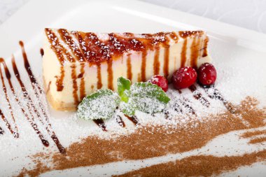 Peynirli kek kiraz ve nane ile