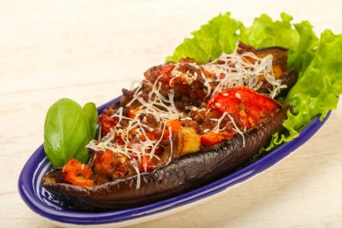 et ve peynir ile doldurulmuş patlıcan