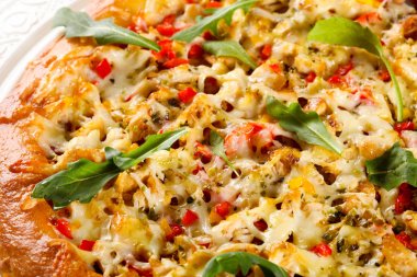 Etli ve peynirli pizza.