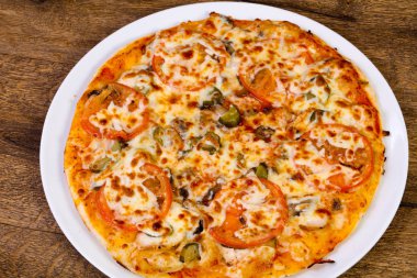 Etli ve peynirli pizza.