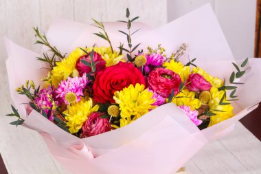 Çeşitli çiçek ile romantik buket