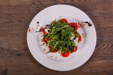 Roka ve mozzarella Caprese salatası