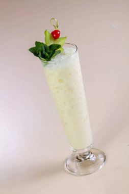 Pina colada Hindistan cevizi kokteyl nane ile