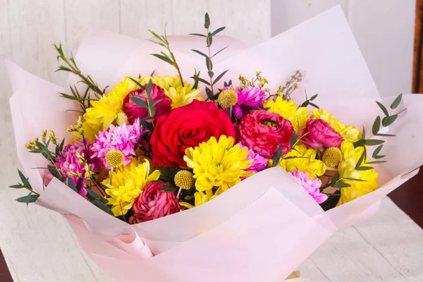 Çeşitli çiçek ile romantik buket