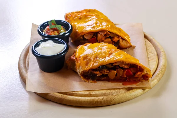 İki soslu tavuklu böreği