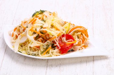 Kabın içinde geleneksel fermente lahana lahana turşusu