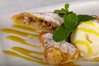 Apple strudel dondurma ile