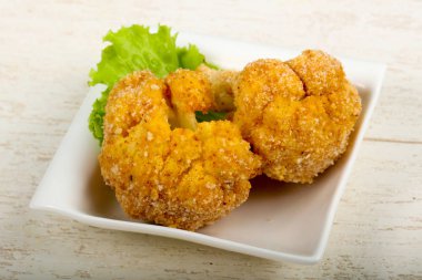 Ahşap arka plan üzerinde diyet gevrek karnabahar