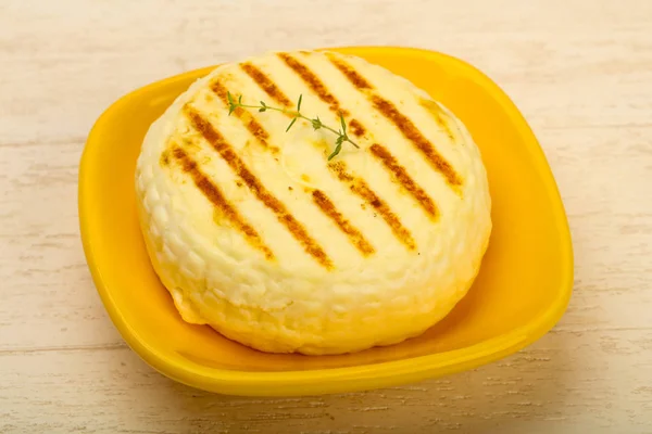 Brânză Grătar Suluguni Fundal Din Lemn — Fotografie, imagine de stoc