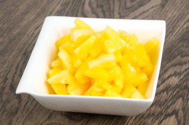 Kabın içinde Konserve ananas